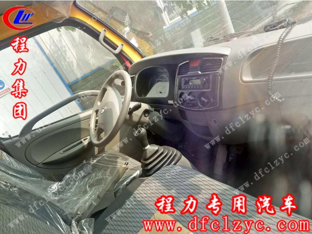 東風小多利卡水罐消防車（國五）內(nèi)視圖